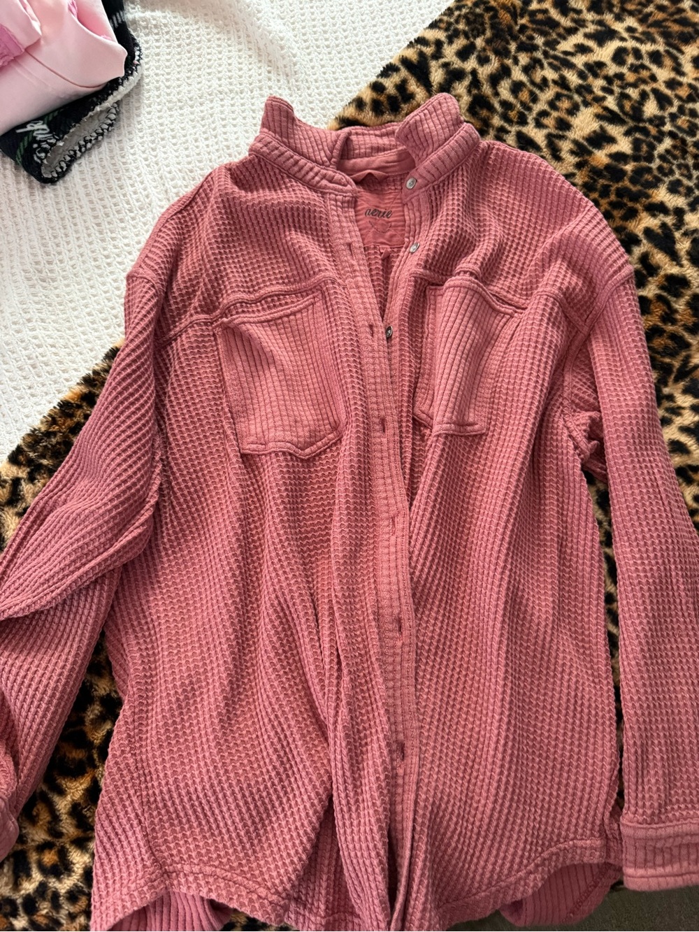 Aerie women’s button down size L but fits oversized - Picture 3 of 3